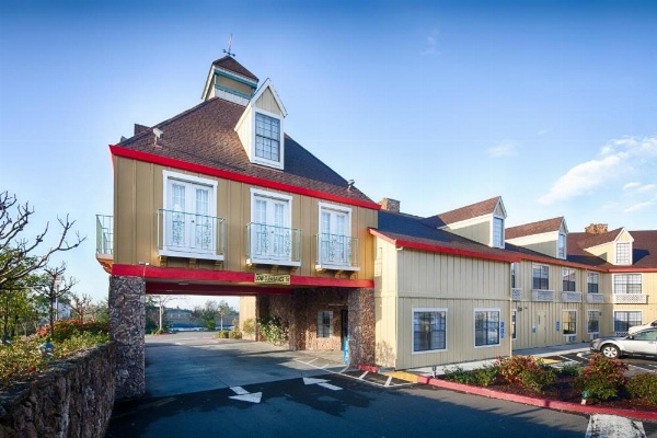 Red Lion Inn & Suites Auburn image 11